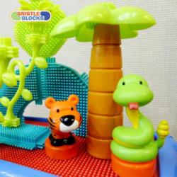 Jungle Adventure Storage Bucket - 58 el. KLOCKI JEŻYKI w pojemniku – zestaw DŻUNGLA BRISTLE BLOCKS