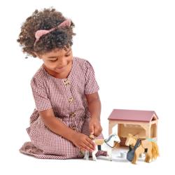 Drewniane figurki Stajnia z końmi TENDER LEAF TOYS