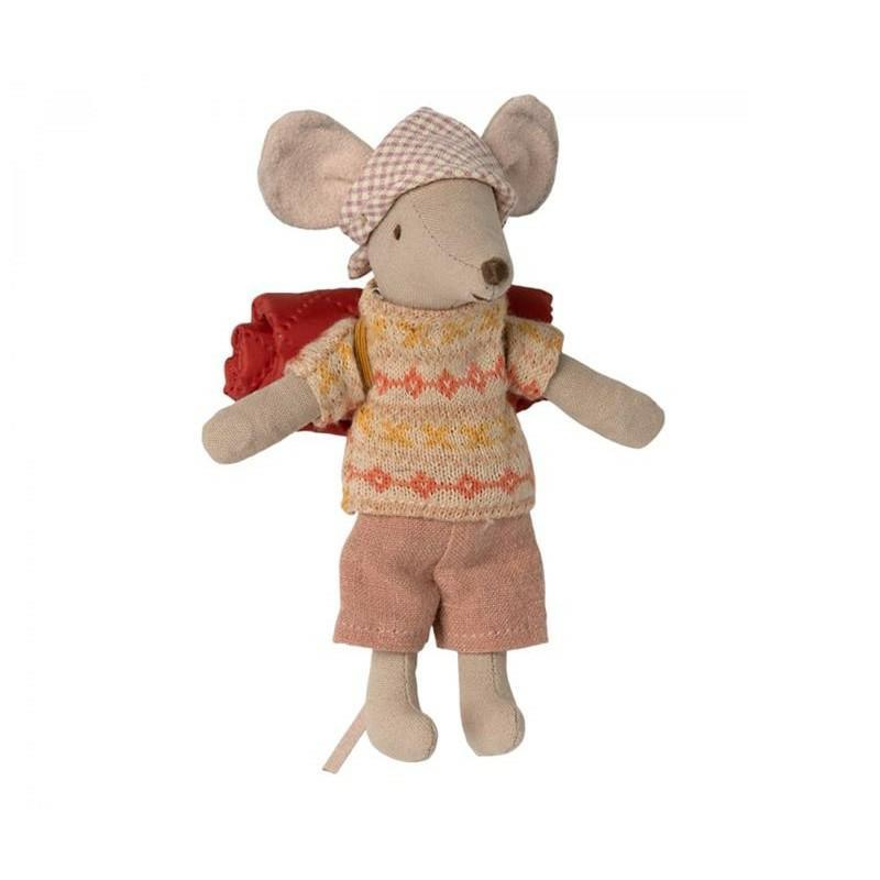Myszka Wędrowniczka Big Sister ze śpiworkiem MAILEG Hiking Mouse Myszka Wędrowniczka Big Sister ze śpiworkiem MAILEG Hiking Mouse